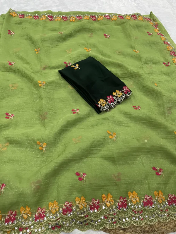 Green_Crunchy_Chiffon_Saree_With_Unstitched_Blouse_Piece_For_Women