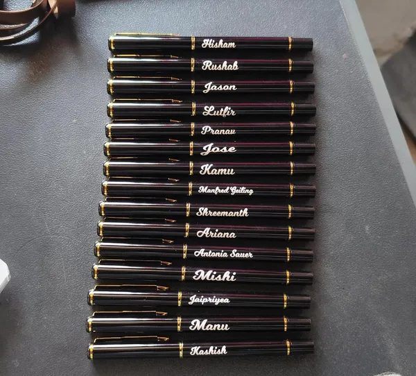 PEN_WITH_GOLDEN_SHINE_