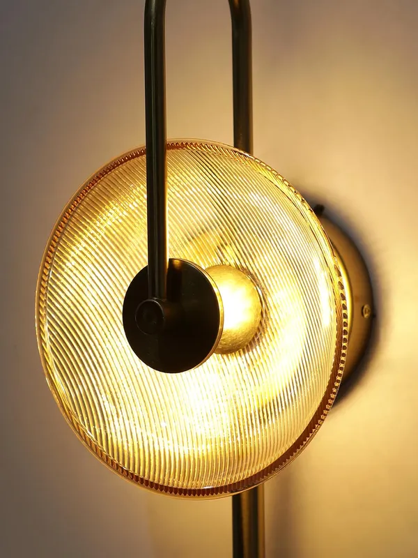 Metal_Modern_Amber_Glass_Shade_Wall_Sconce