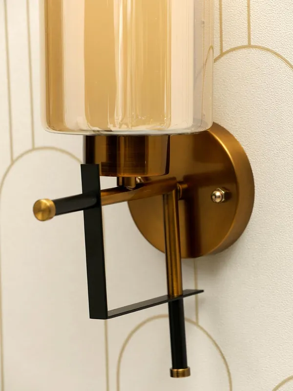 Metal_Amber_Glass_Wall_Light