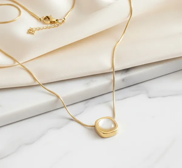 Gold_White_Alloy_Pearl_Pendant_Necklace_For_Women