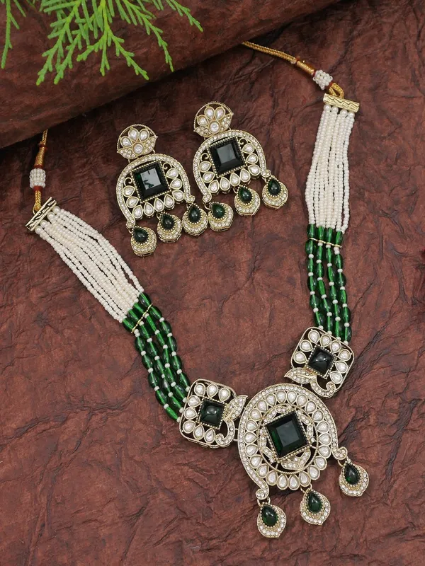 Traditional_Kundan_Necklace_Set_With_Pearl_&_Bead_Detailing
