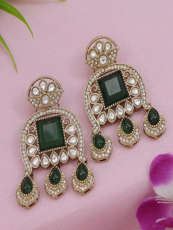 Traditional_Kundan_Necklace_Set_With_Pearl_&_Bead_Detailing