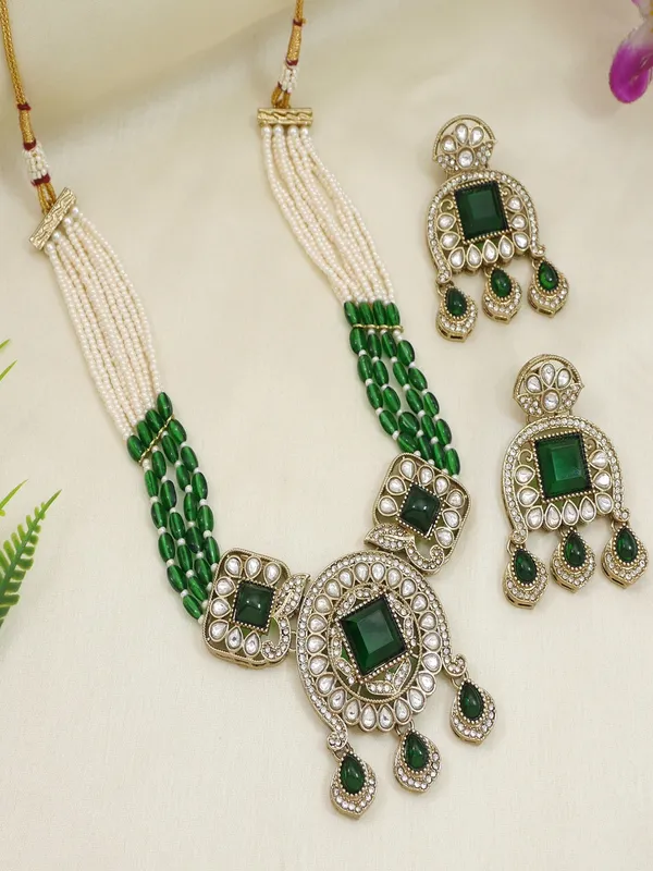 Traditional_Kundan_Necklace_Set_With_Pearl_&_Bead_Detailing