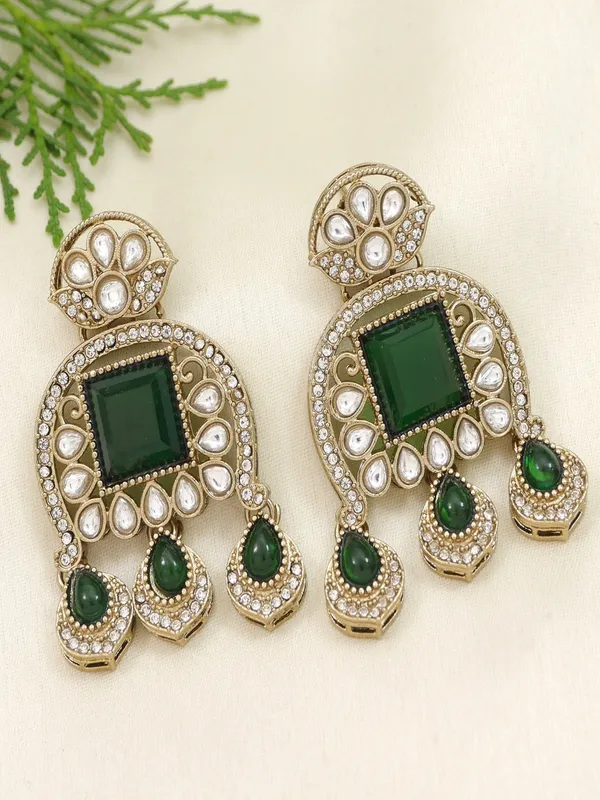 Traditional_Kundan_Necklace_Set_With_Pearl_&_Bead_Detailing