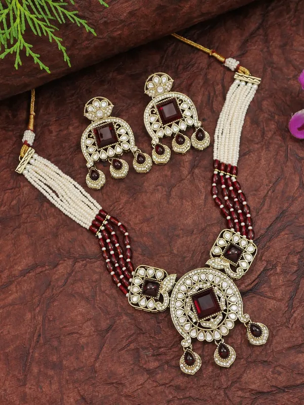 Traditional_Kundan_Necklace_Set_With_Pearl_&_Bead_Detailing