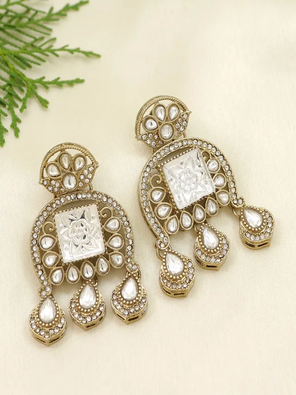Traditional_Kundan_Necklace_Set_With_Pearl_&_Bead_Detailing