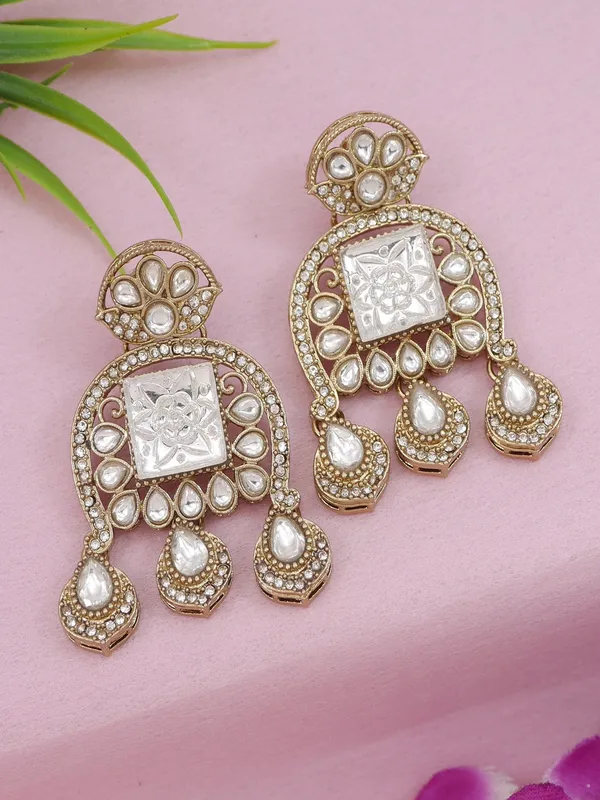 Traditional_Kundan_Necklace_Set_With_Pearl_&_Bead_Detailing