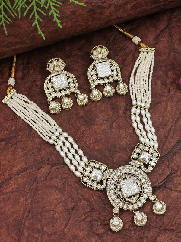 Traditional_Kundan_Necklace_Set_With_Pearl_&_Bead_Detailing
