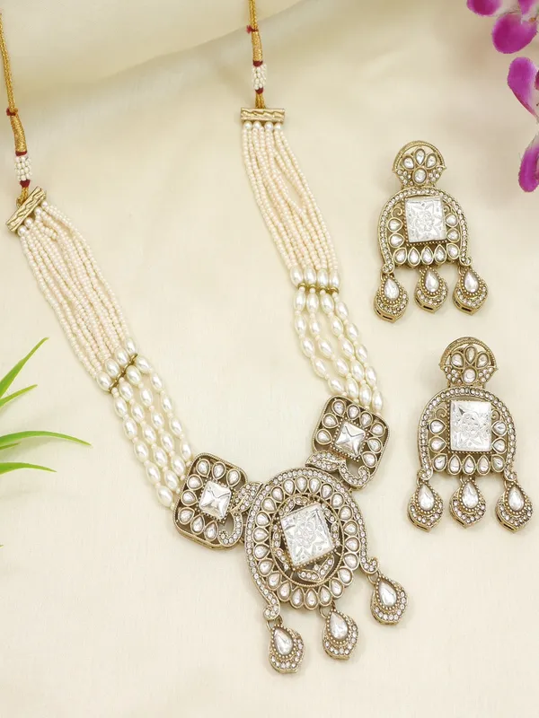 Traditional_Kundan_Necklace_Set_With_Pearl_&_Bead_Detailing