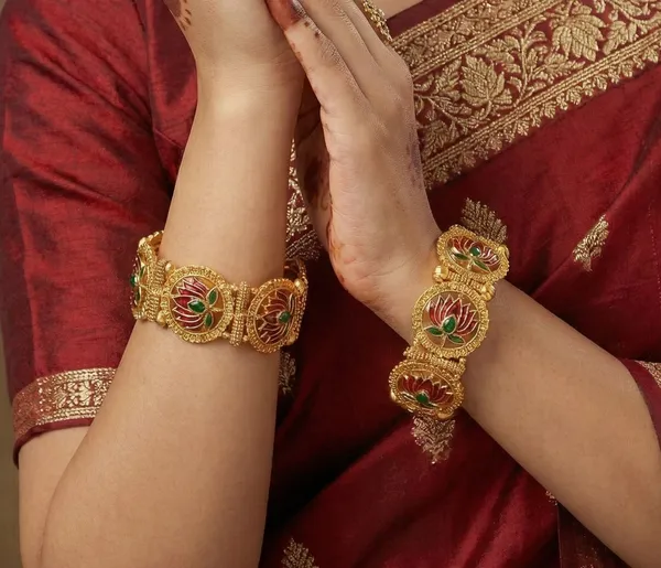 Beautiful_Lotus_Matte_Gold_Finish_Brass_Bangle