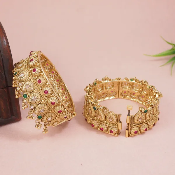 Traditional_Brass_Screw_Openable_Kada_Bangle_With_Intricate_Detailing_&_Hanging_Beads