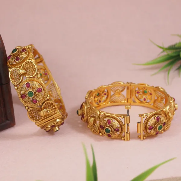 Royal_Antique_Gold_Finish_Openable_Bangle_Set