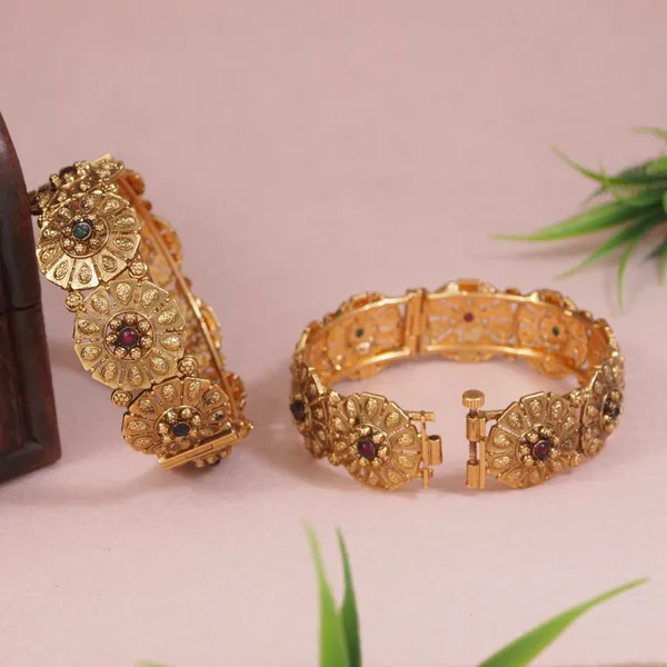 Royal_Antique_Gold_Finish_Openable_Bangle_Set