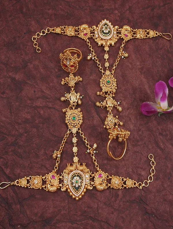 Royal_Bridal_Gold_Toned_Elephant_Motif_Haath_Phool_Heritage_Jewellery_(Hath_Panja)