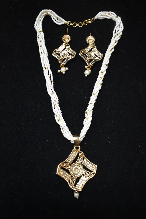 White_Alloy_Designer_Pearl_Mala_Set_For_Women