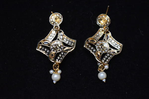 White_Alloy_Designer_Pearl_Mala_Set_For_Women