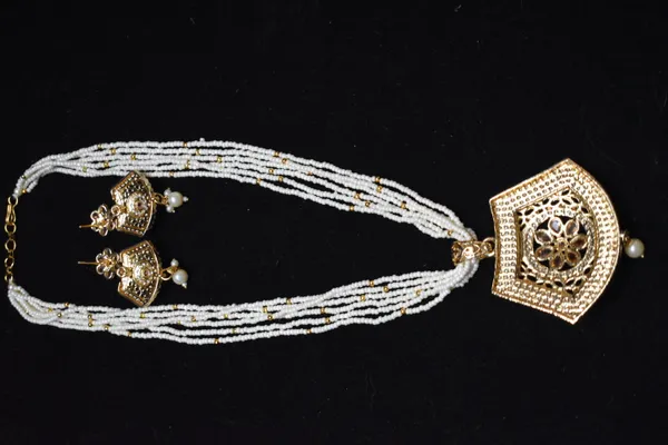 White_Alloy_Beaded_Flower_Pearl_Mala_Set_For_Women