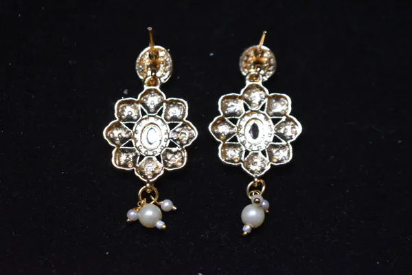 White_Alloy_Flower_Pearl_Mala_Set_For_Women