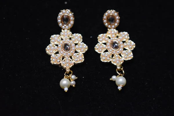 White_Alloy_Flower_Pearl_Mala_Set_For_Women