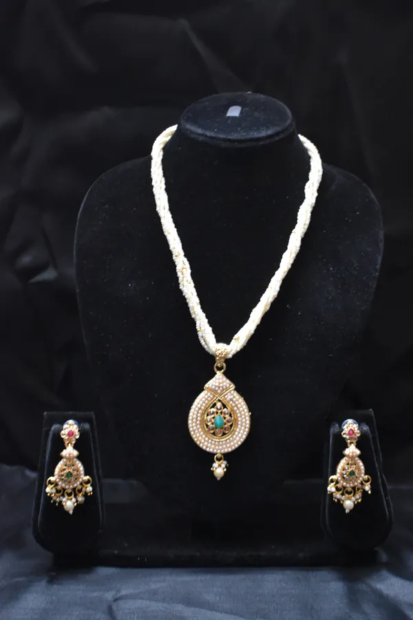 Red_Green_Alloy_Beaded_Leaf_Drop_Pearl_Mala_Set_For_Women