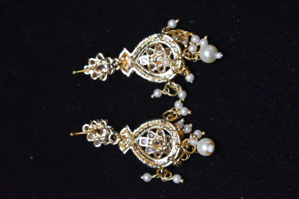 White_Alloy_Beaded_Leaf_Drop_Pearl_Mala_Set_For_Women