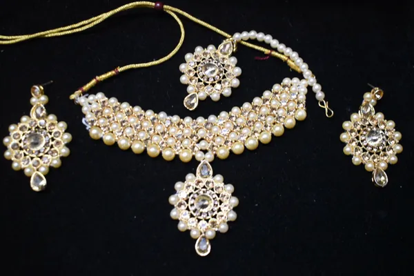 Gold_Alloy_Necklace_Set_For_Women