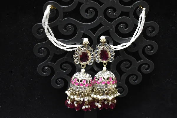 Fuchsia_Pink_Alloy_Kundan_Jhumkas_With_Beaded_Chain_For_Women