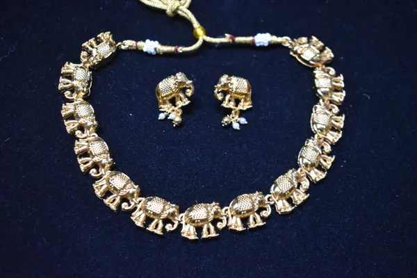 Golden_Alloy_Elephant_Necklace_Set_For_Women
