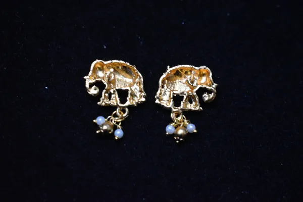 Golden_Alloy_Elephant_Necklace_Set_For_Women
