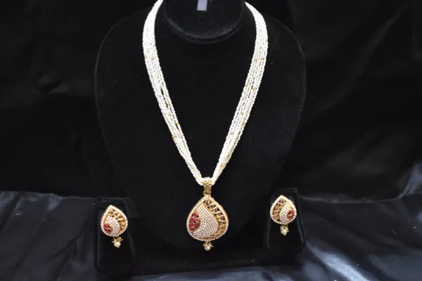 Red_Alloy_Beaded_Leaf_Pearl_Mala_Set_For_Women