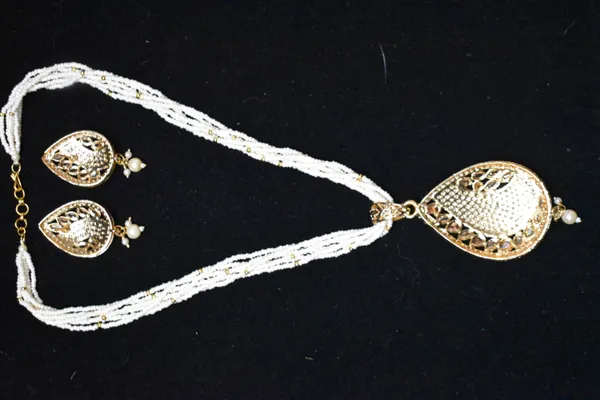 White_Alloy_Beaded_Leaf_Pearl_Mala_Set_For_Women