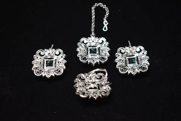 Green_Silver_Alloy_Necklace_Set_With_Mangtika_And_Finger_Ring_For_Women