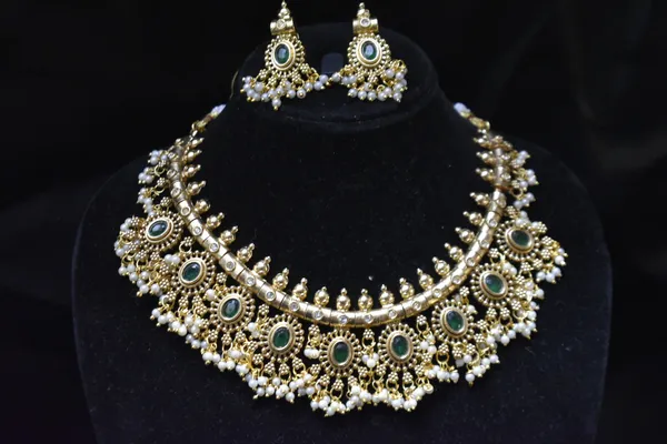 Green_Alloy_Designer_Beaded_Choker_Set_For_Women
