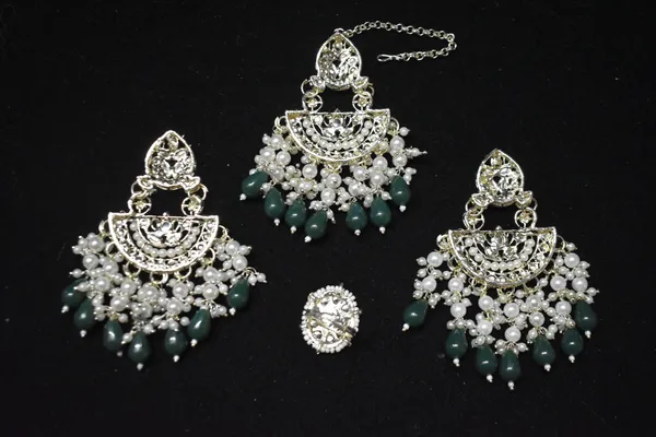 Green_Alloy_Kundan_Beaded_Bridal_Choker_Set_With_Mangtika_And_Finger_Ring_For_Women