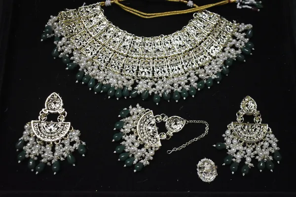 Green_Alloy_Kundan_Beaded_Bridal_Choker_Set_With_Mangtika_And_Finger_Ring_For_Women