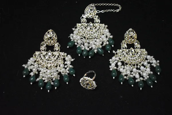 Green_Alloy_Kundan_Beaded_Bridal_Choker_Set_With_Mangtika_And_Finger_Ring_For_Women