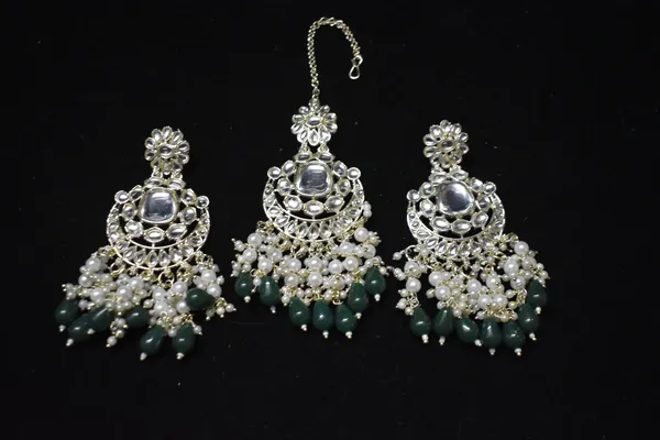 Green_Alloy_Bridal_Pearl_Choker_Set_With_Mangtika_For_Women