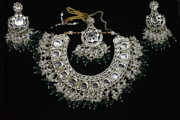 Green_Alloy_Bridal_Pearl_Choker_Set_With_Mangtika_For_Women