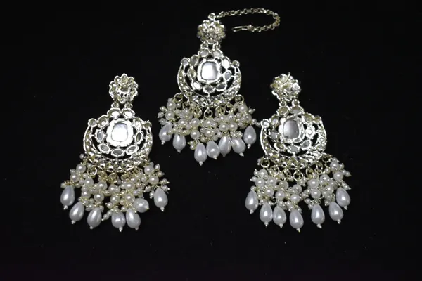White_Alloy_Bridal_Pearl_Choker_Set_With_Mangtika_For_Women