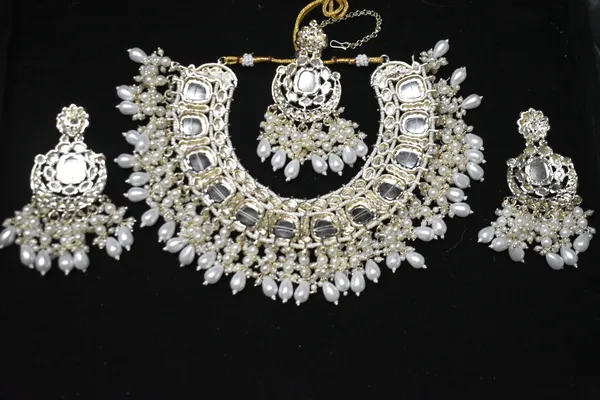 White_Alloy_Bridal_Pearl_Choker_Set_With_Mangtika_For_Women