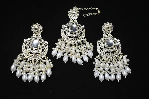 White_Alloy_Bridal_Pearl_Choker_Set_With_Mangtika_For_Women