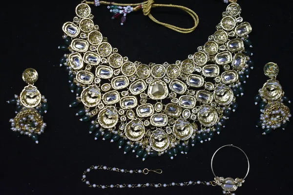Green_Alloy_Kundan_Bridal_Choker_Set_With_Mathapatti_For_Women