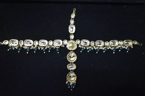 Green_Alloy_Kundan_Bridal_Choker_Set_With_Mathapatti_For_Women