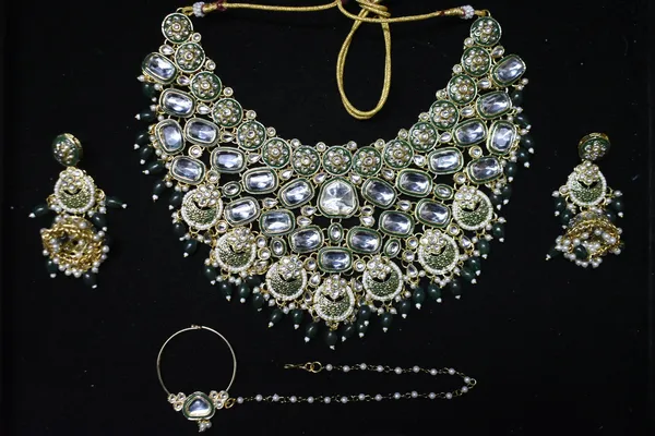 Green_Alloy_Kundan_Bridal_Choker_Set_With_Mathapatti_For_Women