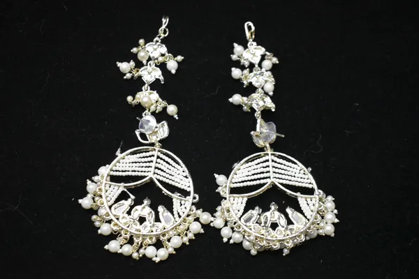 White_Alloy_Layered_Pearl_Kundan_Choker_Set_For_Women