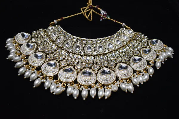 Golden_White_Alloy_Kundan_Meenakari_Bridal_Choker_Set_With_Mathapatti_For_Women