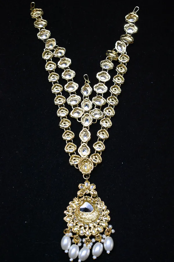 Golden_White_Alloy_Kundan_Meenakari_Bridal_Choker_Set_With_Mathapatti_For_Women