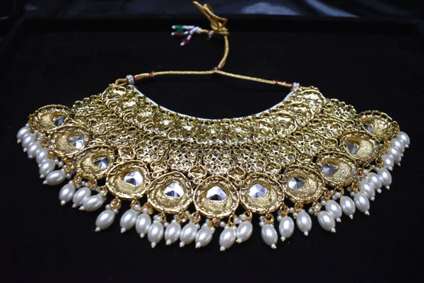 Golden_White_Alloy_Kundan_Meenakari_Bridal_Choker_Set_With_Mathapatti_For_Women