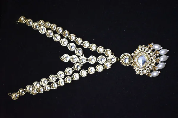 Alloy_Kundan_Meenakari_Bridal_Flower_Choker_Set_With_Mathapatti_For_Women